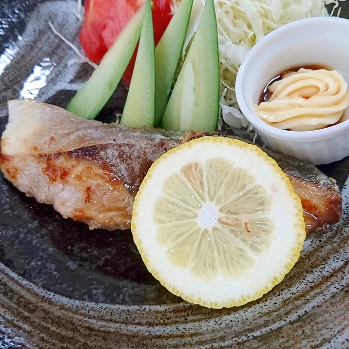 レモンを使って！ぶりのガーリックレモン焼き